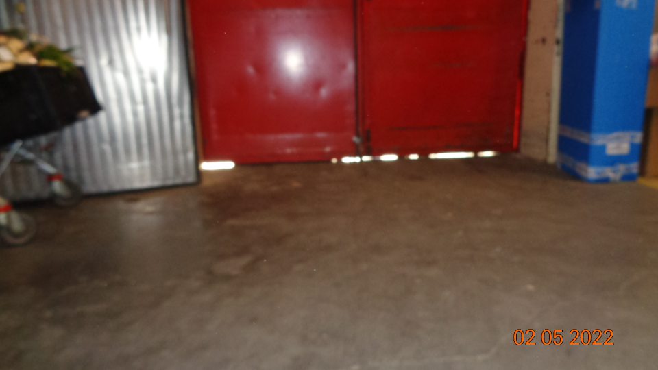 Dvere medzi expedičnou rampou a skladom nepriliehajú k podlahe - viditeľný priestor medzi medzi dverami a podlahou.