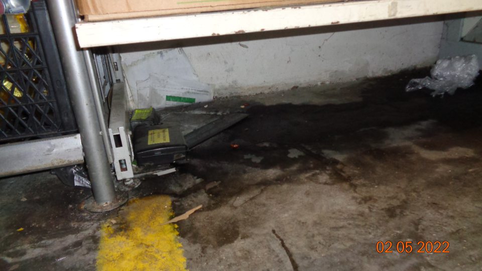 Podlaha na viacerých miestach v sklade znečistená čiernou špinou, zyškami obalov a potravín.