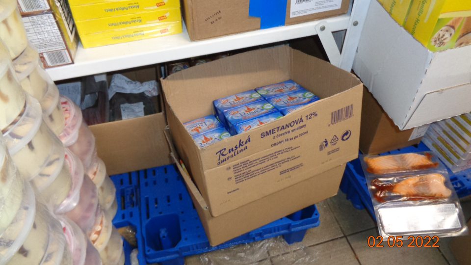 Tovar po dátume spotreby uložený v mraziacom boxe spoločne s potravinami určenými na predaj spotrebiteľom a bez označenia.