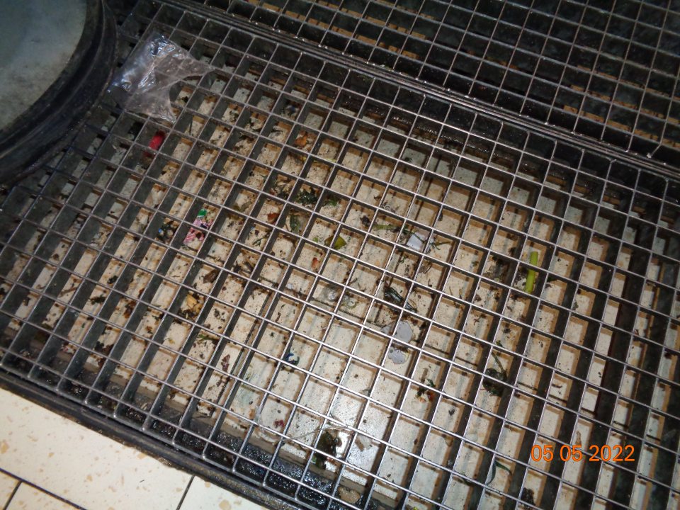 Hrubá špina v časti výlevky čistiaceho stroja. 