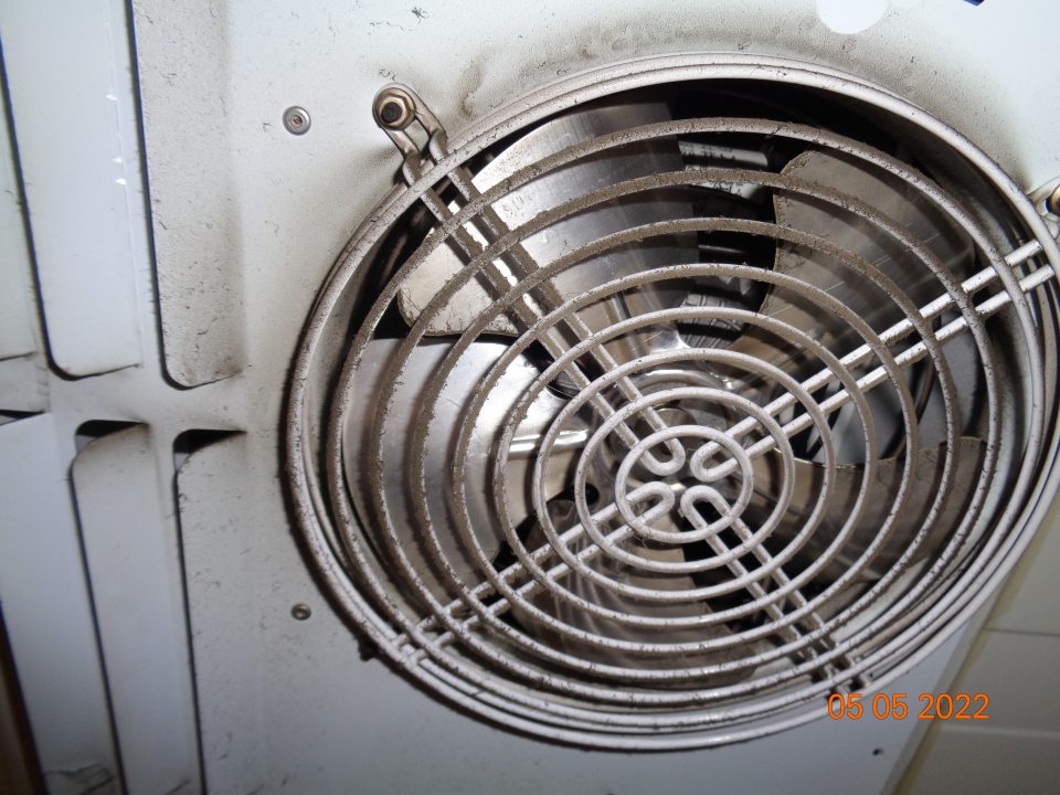 Špinavé ventilátory v chladiacej jednotke s uloženými potravinami. 