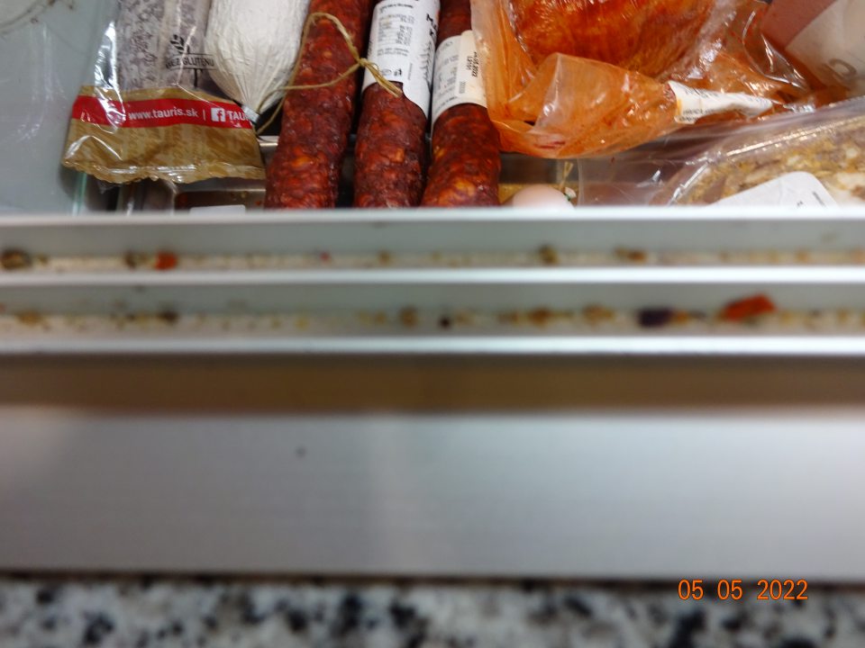Chladiace vitríny na predajnej ploche znečistené zvyškami zaschnutých potravín, zaprášené.
