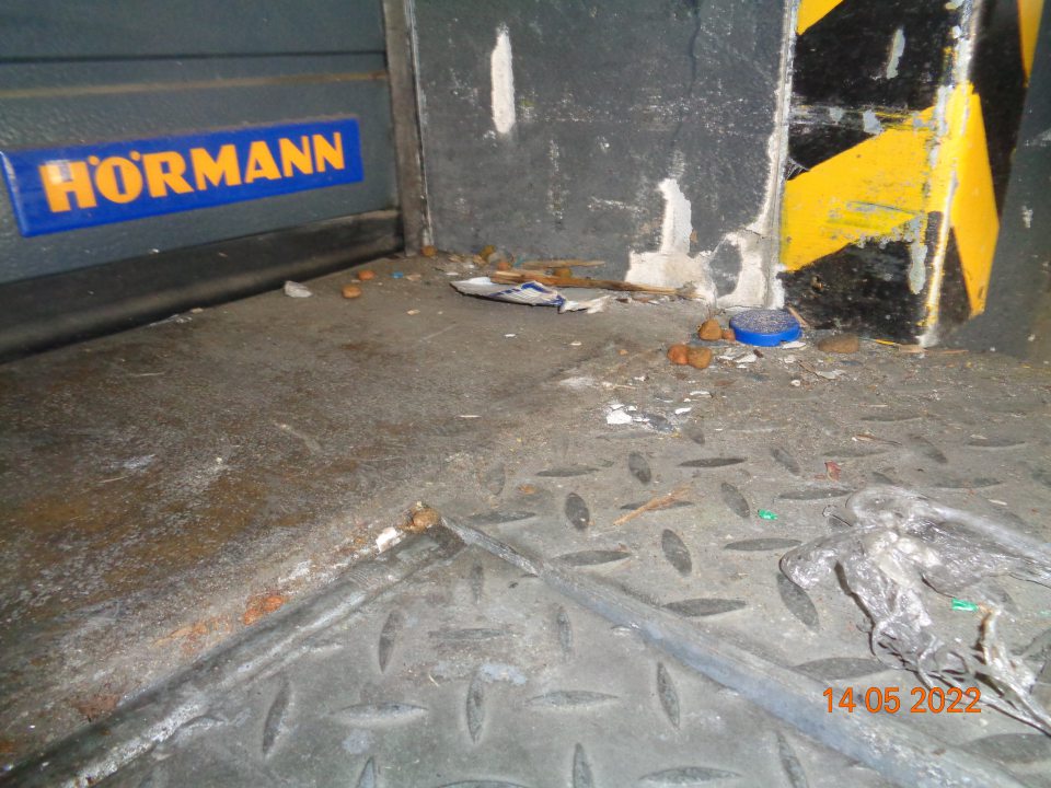  V časti príjmovej rampy z vonkajšej strany zbytky kartónov a špiny, ohorkov z cigariet. 