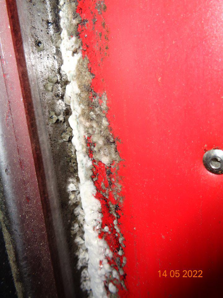 V skladových priestororoch v časti skladu pekárne na mrazené polotovary sa v rohoch nachádzala hrubá špina a v spodnej častí dverí súvislá vrstva čiernej špiny. 