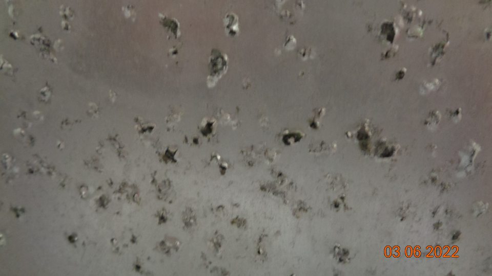 Chladiaci box mäsových výrobkov: poškodená povrchová úprava na oboch chladiacich agregátoch.