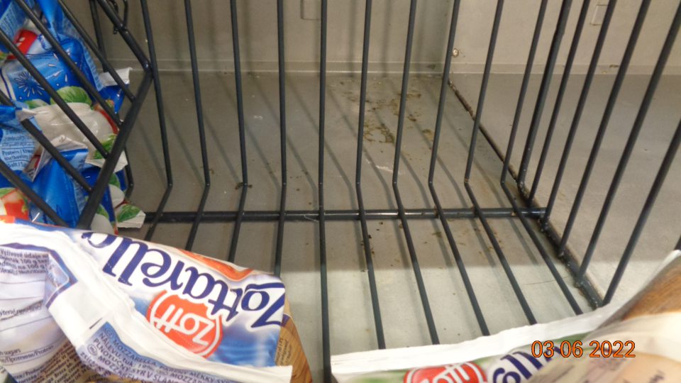 Chladiaca vitrína na predajnej ploche:v časti uloženia syrov v spodnej a zadnej časti početné ložiská plesní.