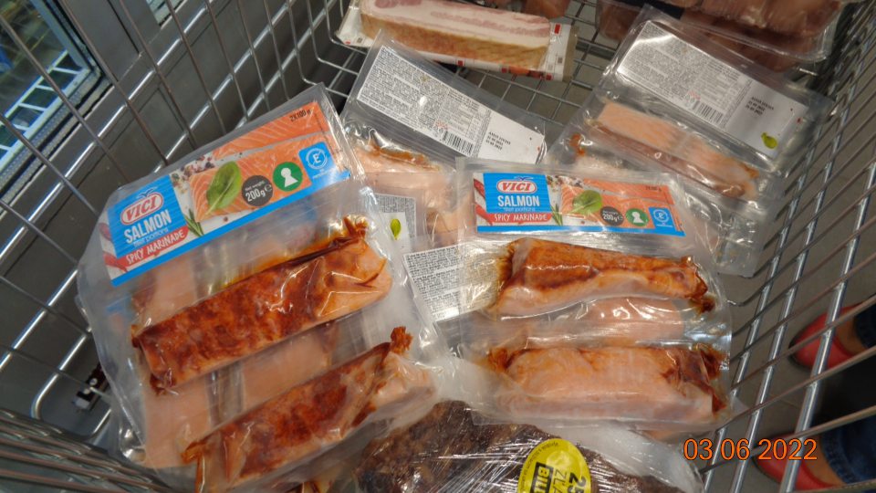 Tri druhy tovaru predávané po dátume spotreby, dva druhy tovaru predávané po dátume minimálnej trvanlivosti.