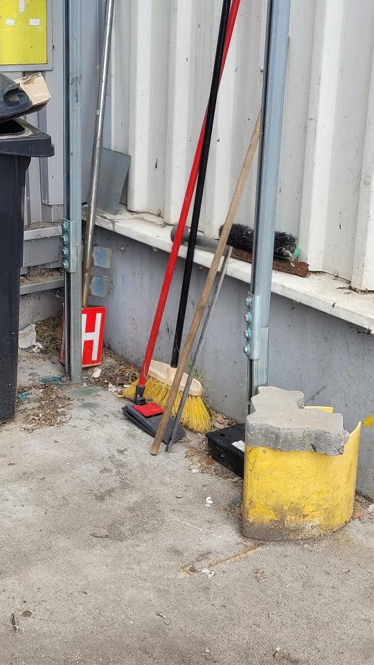 Znečistená podlaha pri vstupnej rampe pre pečivo.