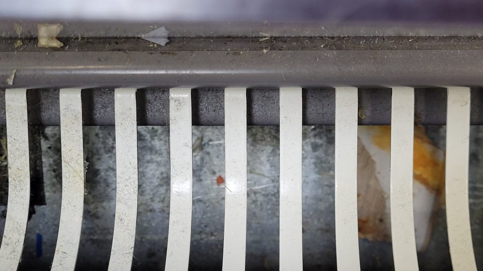 V chladiacich zariadeniach, kde boli uložené mliečne výrobky, údené ryby, syry, jogurty mriežky znečistené zbytkami papierov, špiny, čiernej špiny pravdepodobne plesne, potečenou zaschnutou tekutinou.