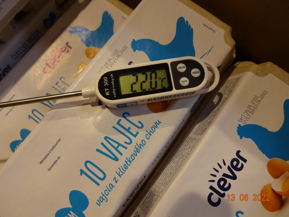 Nedodržané teploty uchovávania čerstvých vajec na predajnej ploche . Nameraná teplota 22 stupňov C.