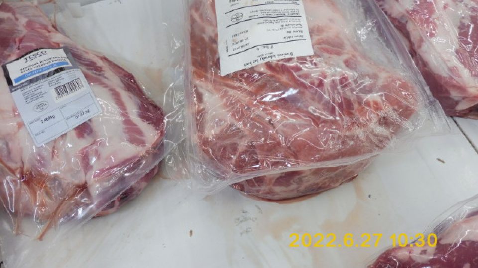 Narušený obal na čerstvom balenom bravčovom mäsa 