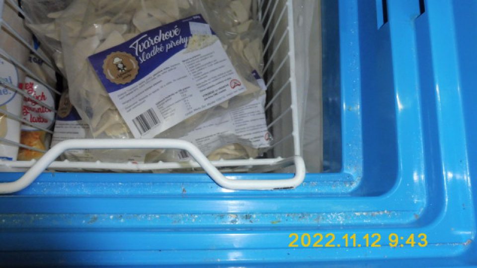 Znečistené lišty na mraziacich zariadeniach prachom a zvyškami kartónov.