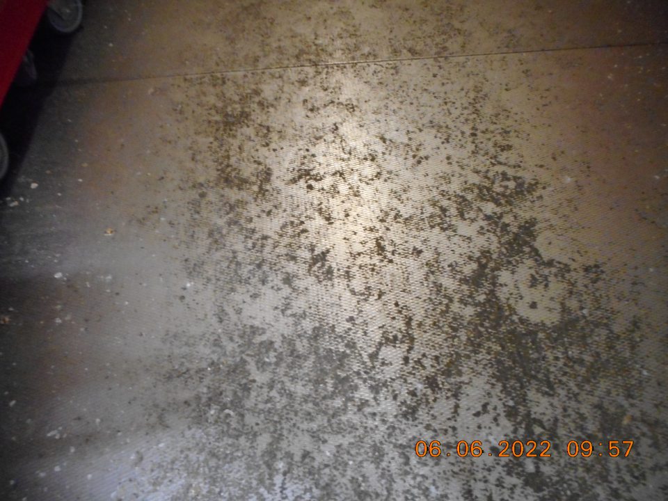 Znečistená podlaha v chladenom sklade