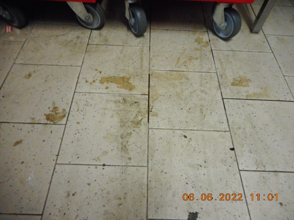 Znečistená podlaha v chladenom sklade