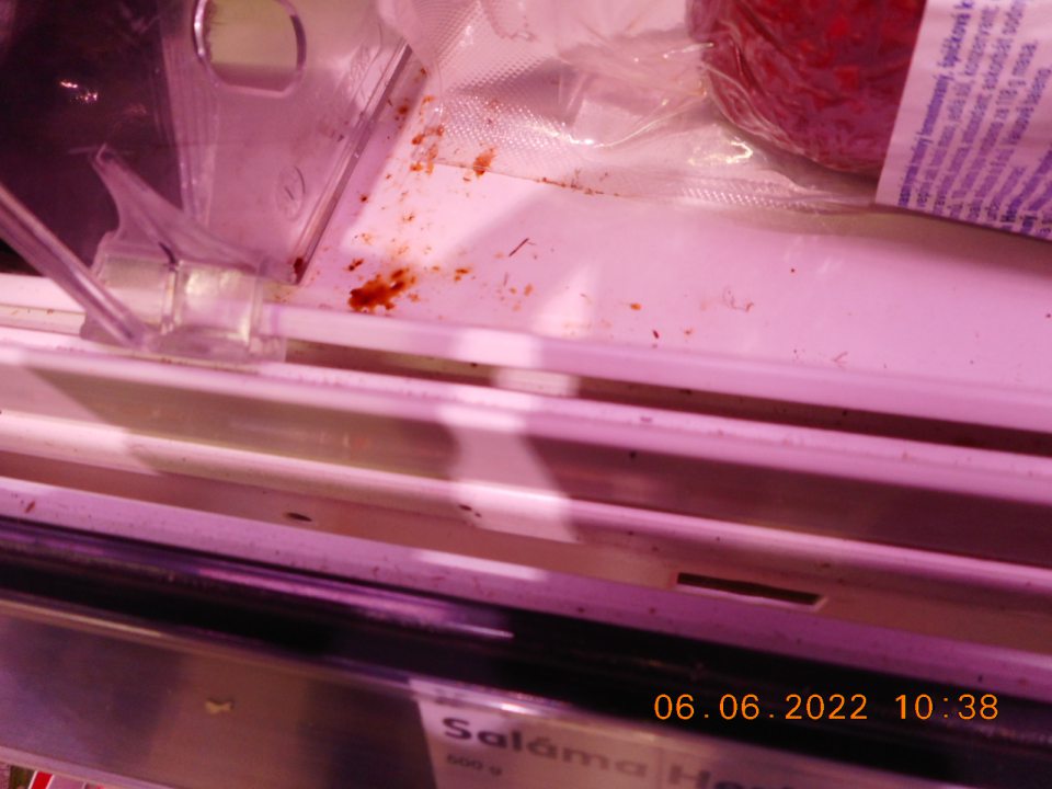 Znečistené chladiace vitríny na predajnej ploche