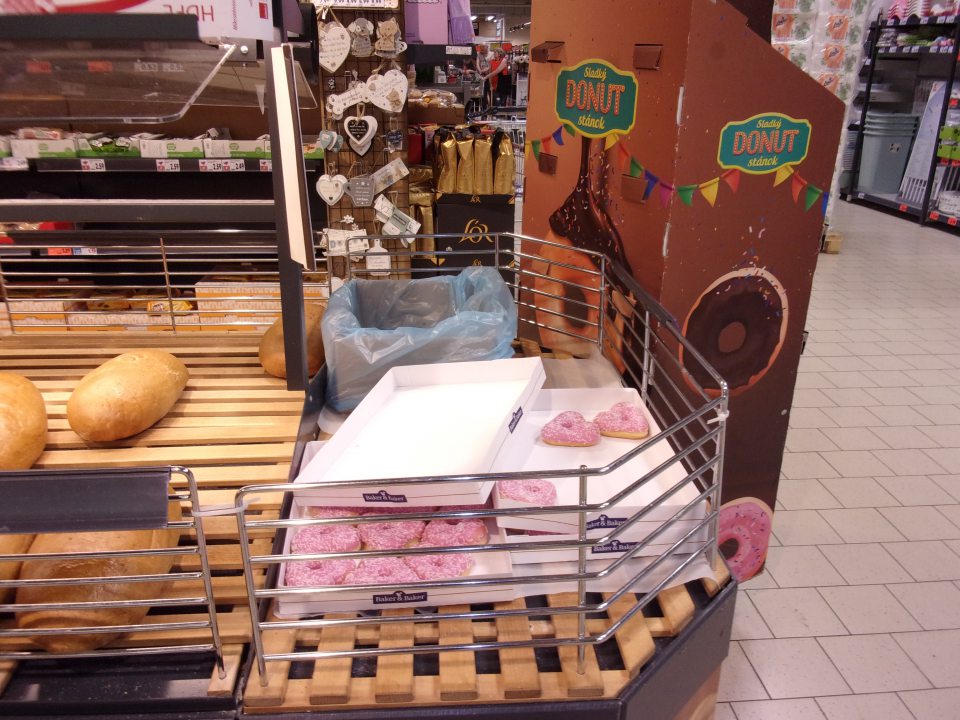 Nebalené pekárske výrobky ponúkané z neprekrytých regálov