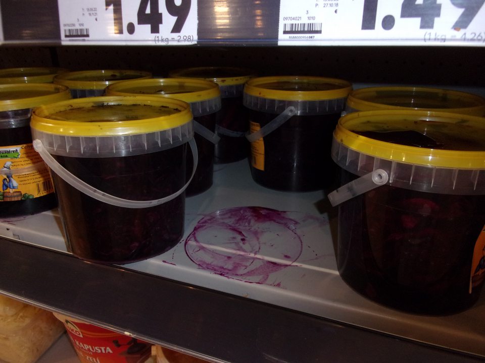 Znečistené chladiace vitríny a obaly potravín na predajnej ploche