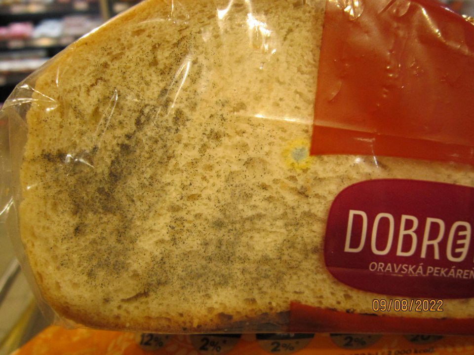 na povrchu chleba prítomnosť plesne