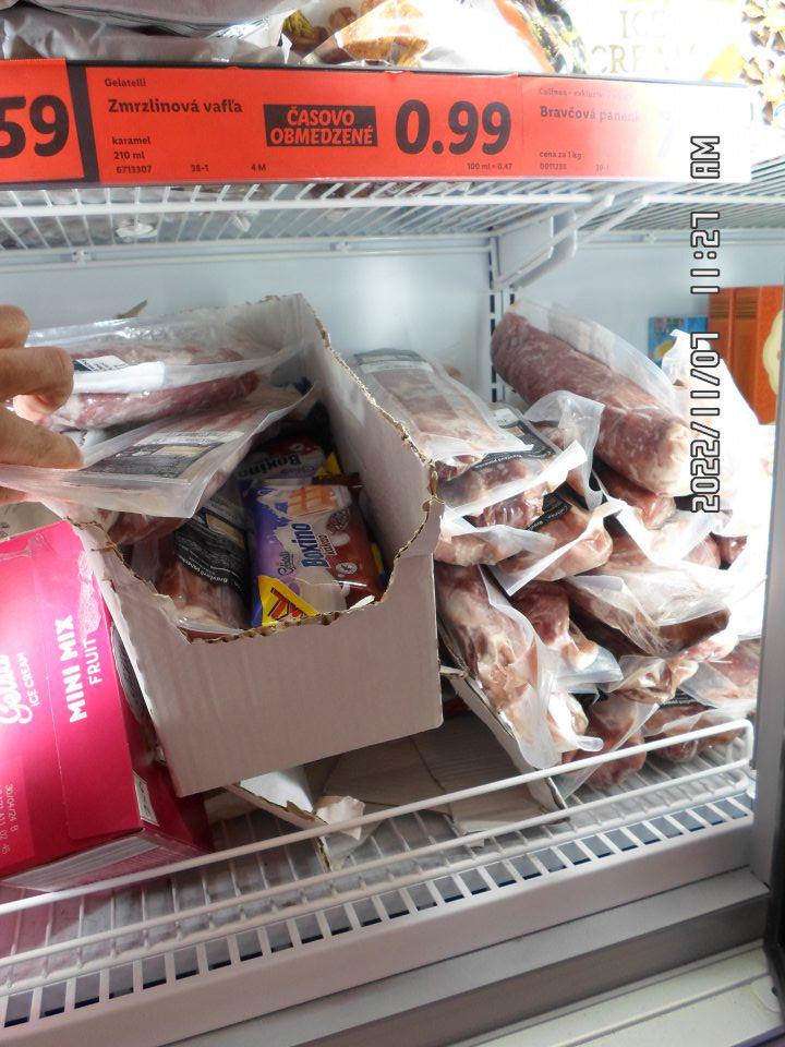 Spoluskladovanie mäsových výrobkov s mrazenými krémami.