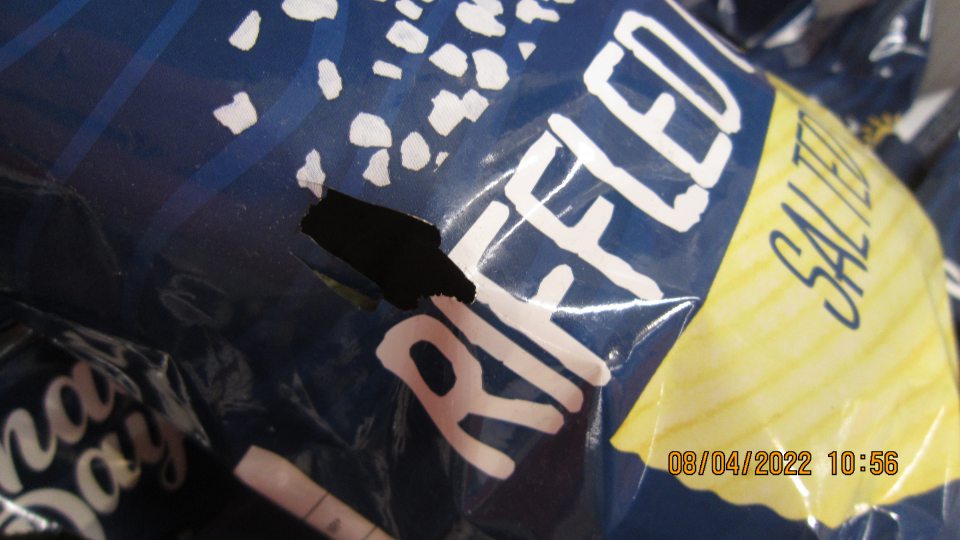 Poškodený obal predávaného výrobku rozhryzením hlodavcom.