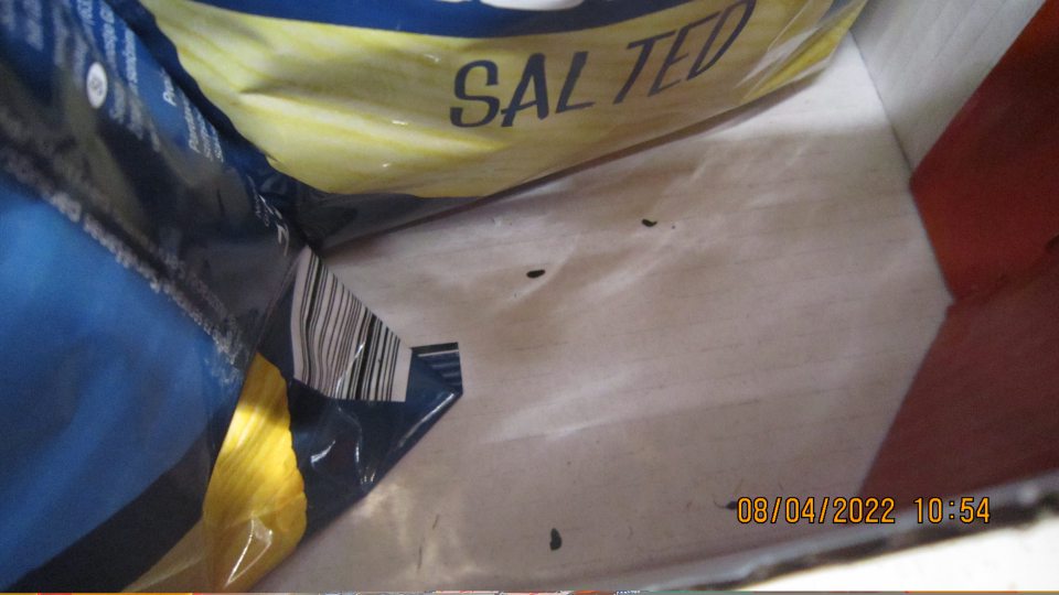 Výskyt trusu hlodavcov medzi predávanými potravinárskymi výrobkami.