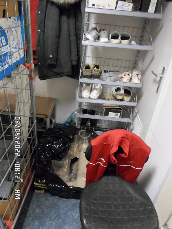 V šatni zamestnancov uložené kovové klietky, paleta so sklenenými vázami.