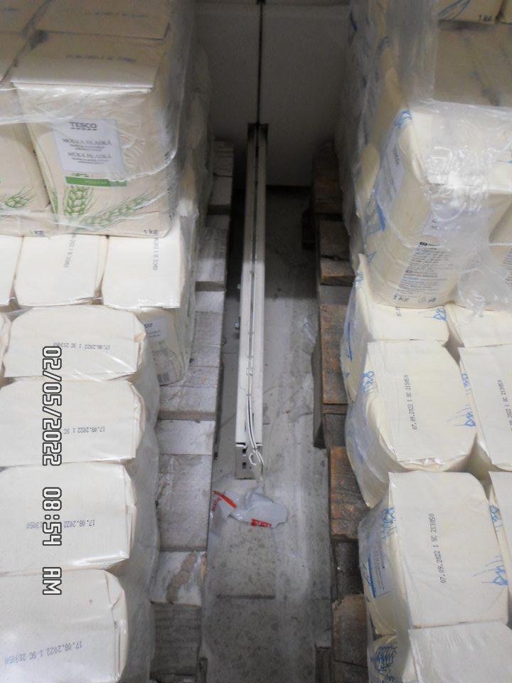 Podlaha znečistená vysypaným obsahom múky.