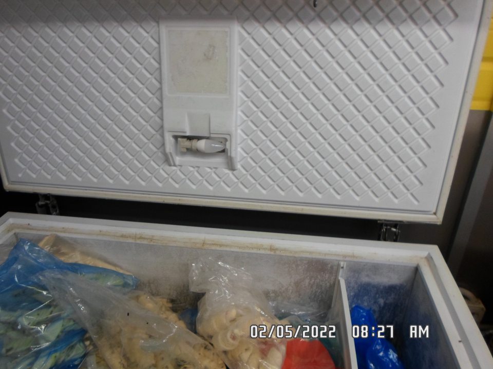 Chýbal kryt osvetľovacieho telesa v mraziacom zariadení.