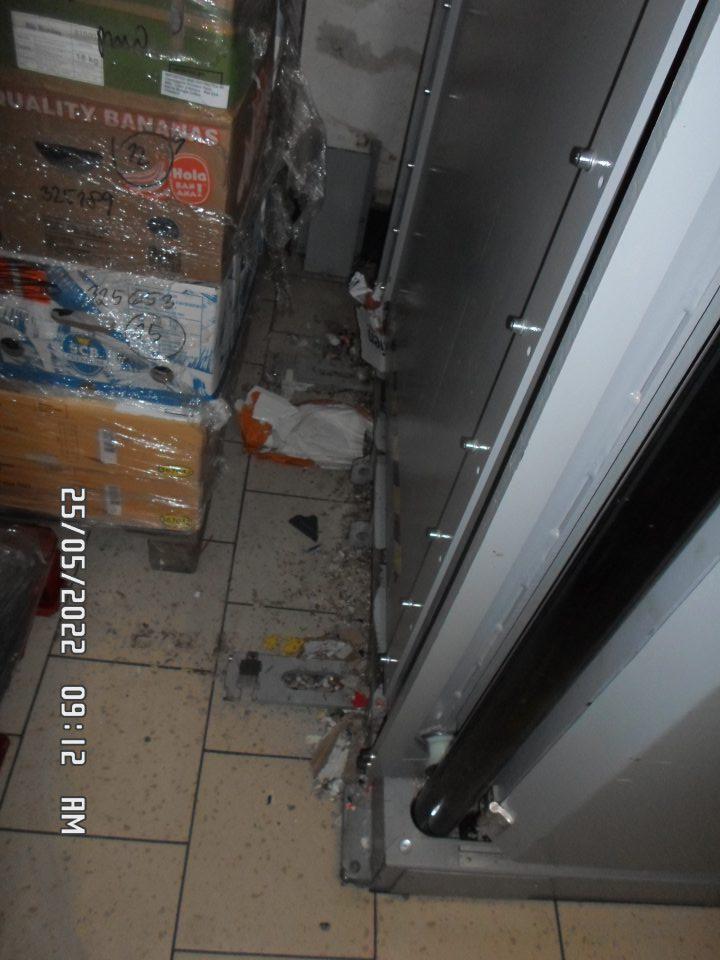 Podlaha znečistená okolo lisu.