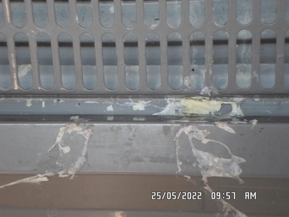 Kovová ochranná mriežka silne znečistená.