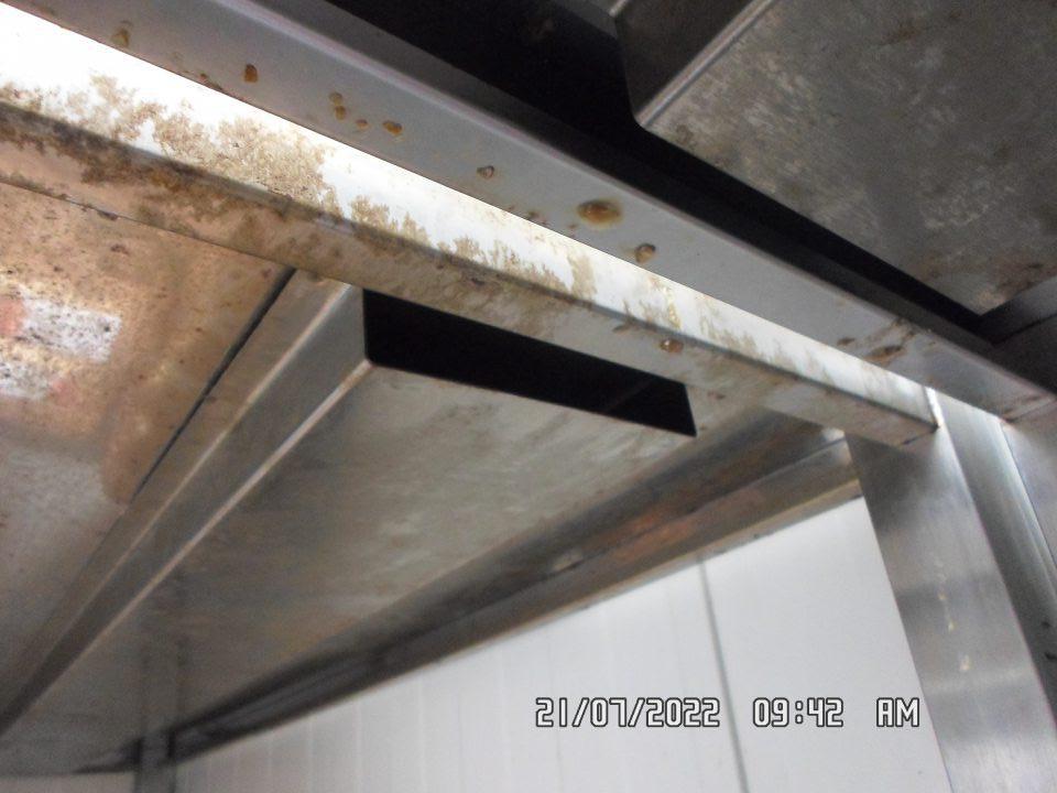 Na regáloch v sklade mäsových výrobkov výskyt korózie a nečistoty.