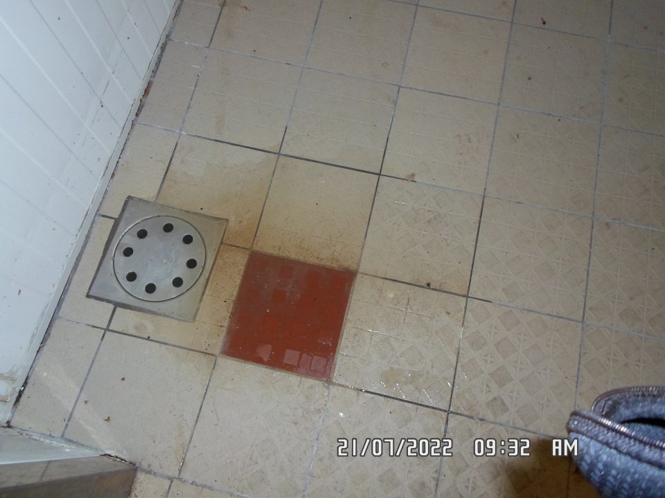 Krvavá stojaca voda a nečistota na podlahe.