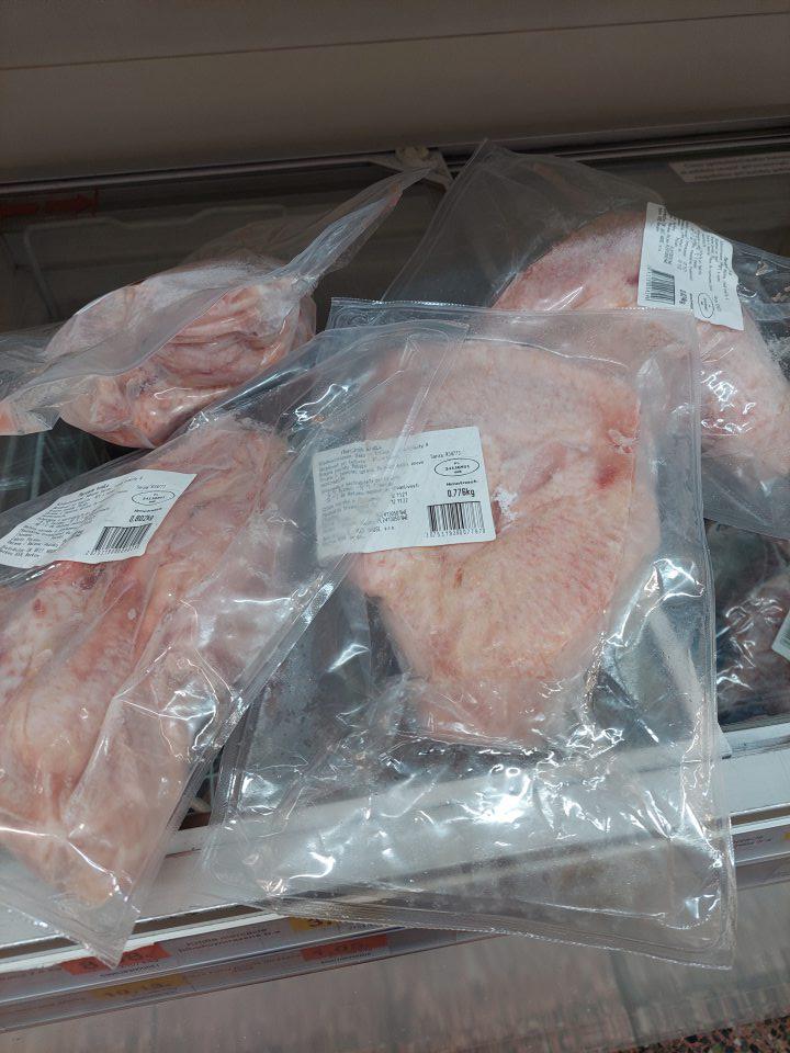 Mrazené morčacie krídla s porušeným vákuovým obalom 1 druh, celková hmotnosť: 3,176kg, celková cena 10,51 €.