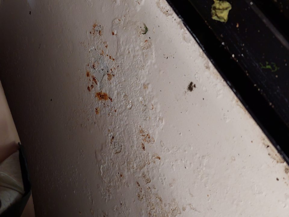 V chladiacom zariadení poškodený povrch úložnej plochy.