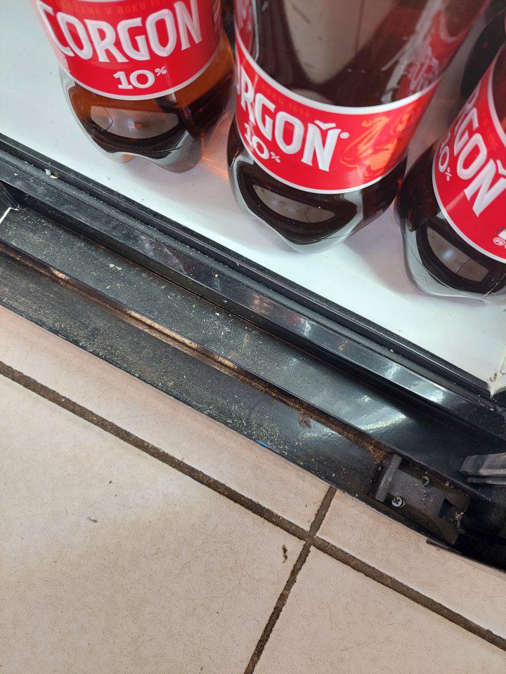 V chladiacej vitríne s uskladneným pivom znečistený systém uzatvárania v dolnej časti.