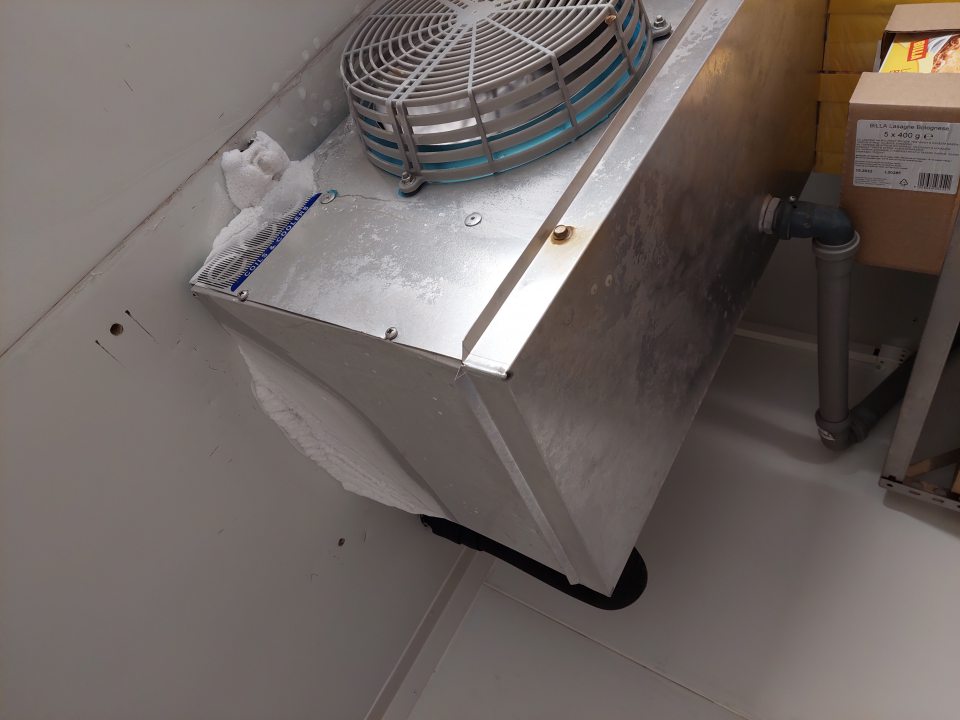 V mraziacom boxe námraza v okolí mraziacej jednotky.