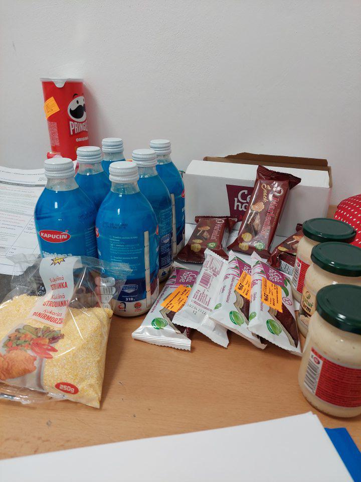 Potraviny po dátume minimálnej trvanlivosti 5 druhov, celková hmotnosť:2,91 kg/l, celková cena: 21,24 €.