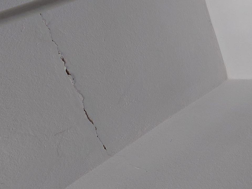 Poškodenie celistvosti stropu v šatni zamestnancov.