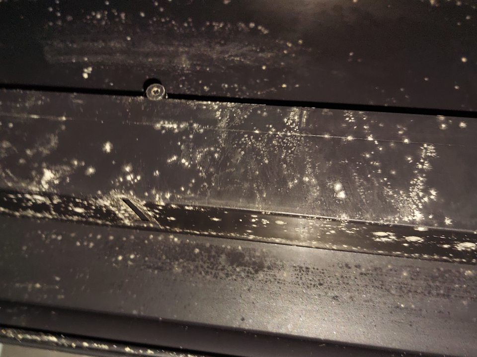 V chladiacom boxe v sklade s uskladnenými mäsovými výrobkami znečistené úložné plochy s výskytom plesne.