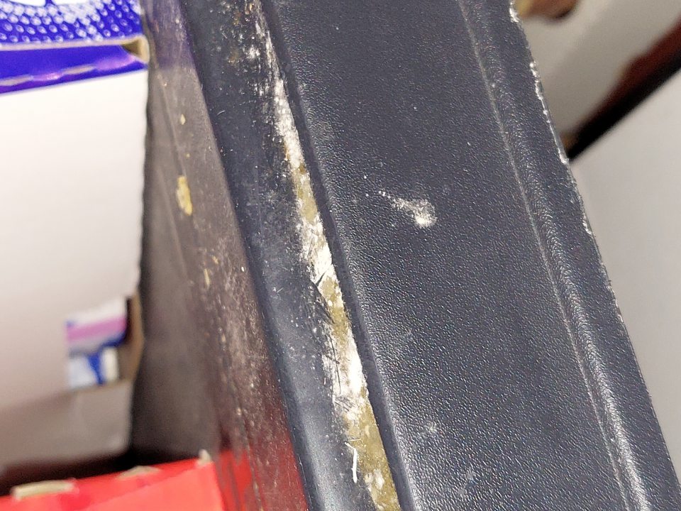 V chladiacom boxe v sklade s uskladnenými mäsovými výrobkami znečistené úložné plochy s výskytom plesne.