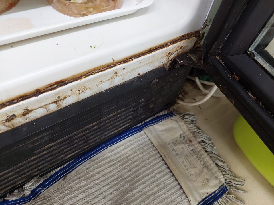 V chladiacej vitríne s chladenou zeleninou znečistenie v dolnej časti chladiacej vitríny s výskytom korózie, znečistenie a pleseň v dolnej časti dverí chladiacej vitríny.