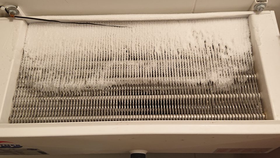 V mraziacom boxe s mrazenými pekárenskými výrobkami určenými na dopekanie v skladových priestoroch námraza na mraziacej jednotke.