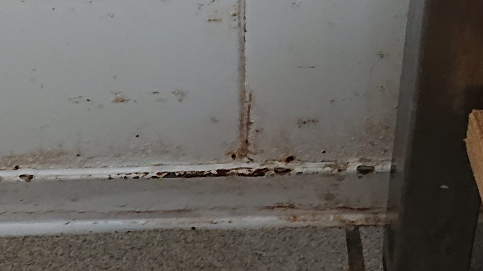 V chladiacom boxe s uskladneným mäsom v dolnej časti stien poškodená lišta s výskytom korózie.