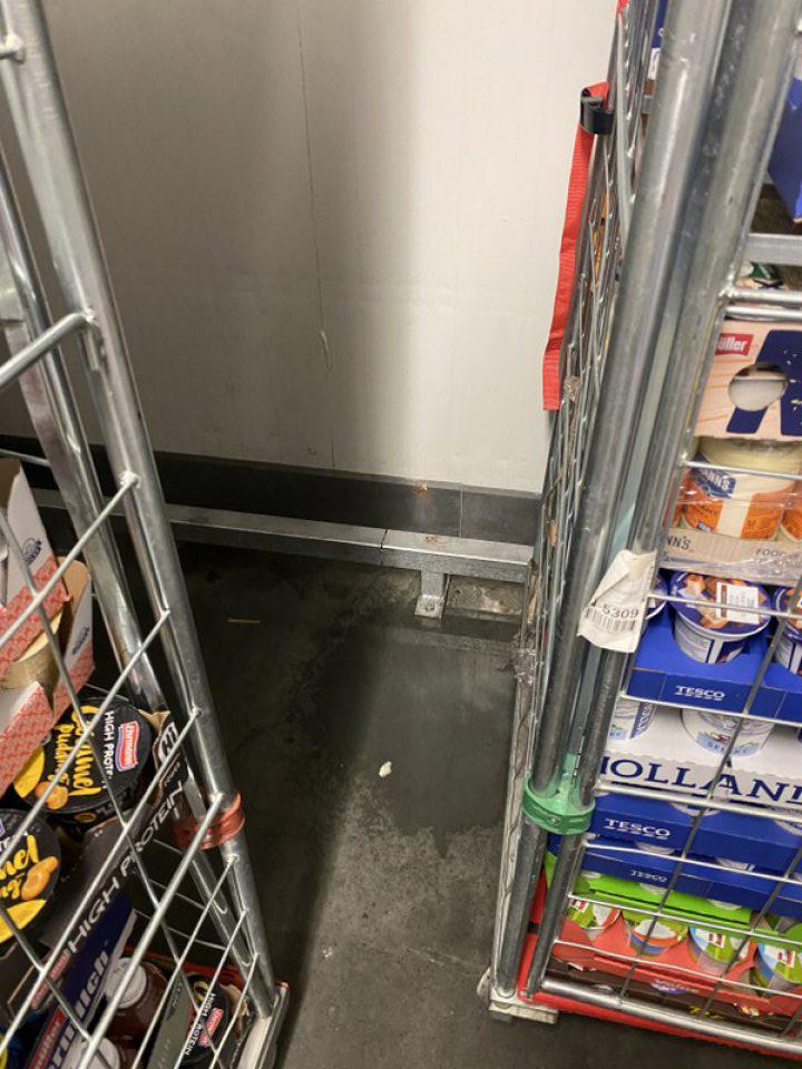 V chladiacom boxe s uskladnenými mliečnymi výrobkami kvapkajúci kondenzát z chladiaceho zariadenia.
