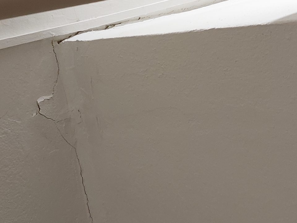 Vo vstupnej časti do skladu nad chladiacim boxom poškodená celistvosť steny, praskliny.