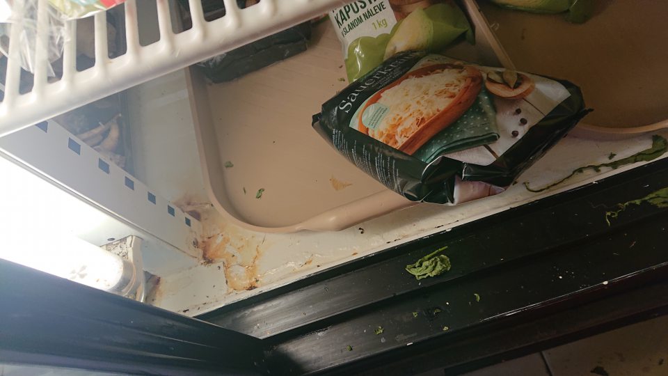 V chladiacom zariadení so zeleninou znečistený a poškodený povrch úložnej plochy s výskytom korózie. 