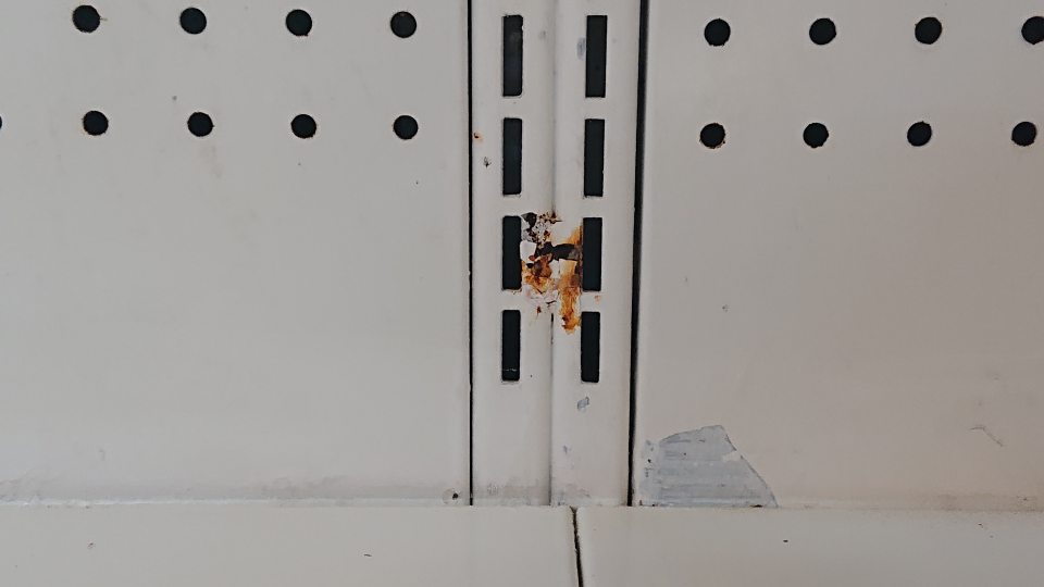 V chladiacom zariadení poškodený povrch zadnej steny  s výskytom korózie. 