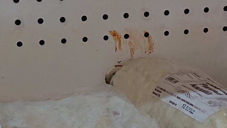 V chladiacom zariadení znečistený povrch zadnej steny. 