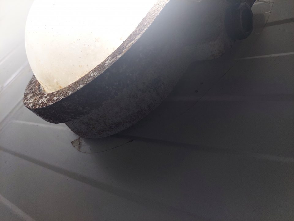 V chladiacom boxe s uskladneným ovocím a zeleninou výskyt plesne na svietidle.