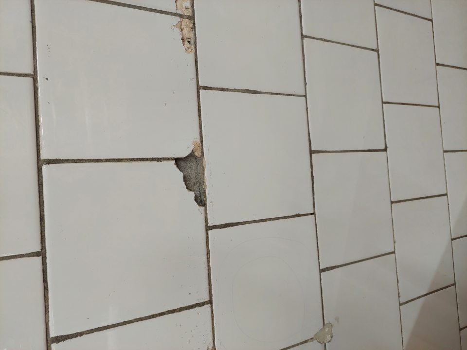 V oddelení mäsového pultu poškodený obklad.